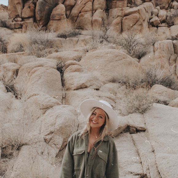 Meet your Posher, Karina - Picture 2 of 3